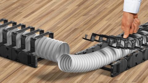Nueva cadena portacables E4Q con travesaños extensores para el guiado de tubos de gran tamaño.