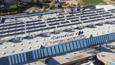 Carrefour ha anunciado este martes que instalará 330.000 metros cuadrados de paneles solares en cerca de 130 tiendas.