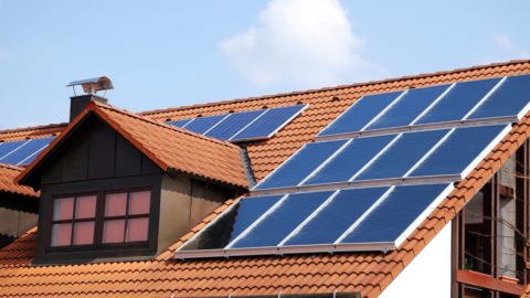 La demanda de instalación de paneles solares aumenta un 200 % en los hogares españoles.