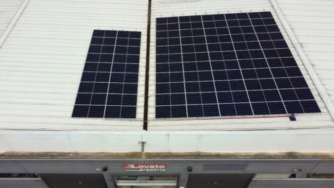 Placas solares en las instalaciones de Lovato Electric