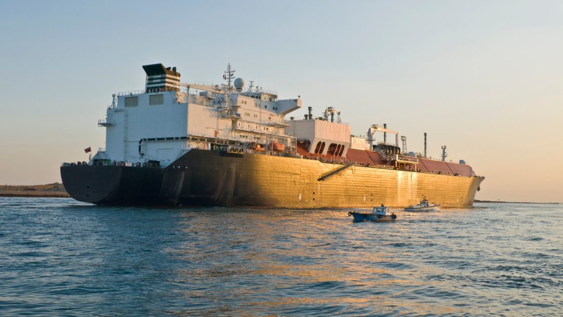 El Canal de Suez aumentará el precio de los peajes a los buques hasta un 15 % en 2024.