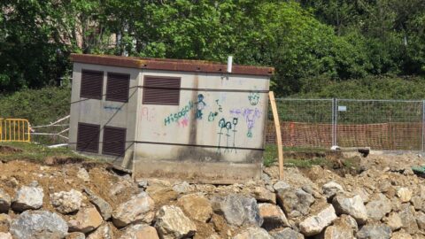 un centro de transformación, al borde de un talud tras un movimiento de tierras