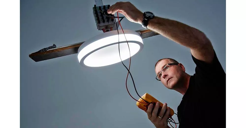 Sensor de luz: ventajas de instalarlo en el hogar - El blog de Damián